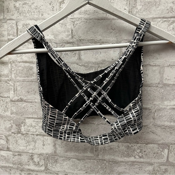 VICTORIA’S Secret sports bra women’s small black and white geometrical pattern - Picture 4 of 4